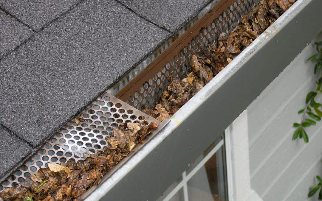 What to Look For When Hiring Gutter Cleaning Services in Bracknell, Berkshire