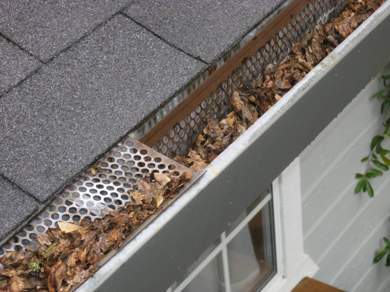 Hiring Gutter Cleaning Services in Bracknell, Berkshire