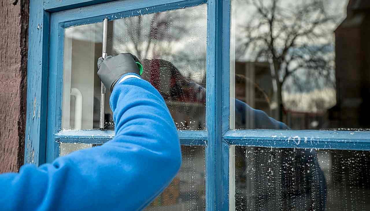 5 Questions to Ask Before Hiring Professional Window Cleaning services in Bracknella